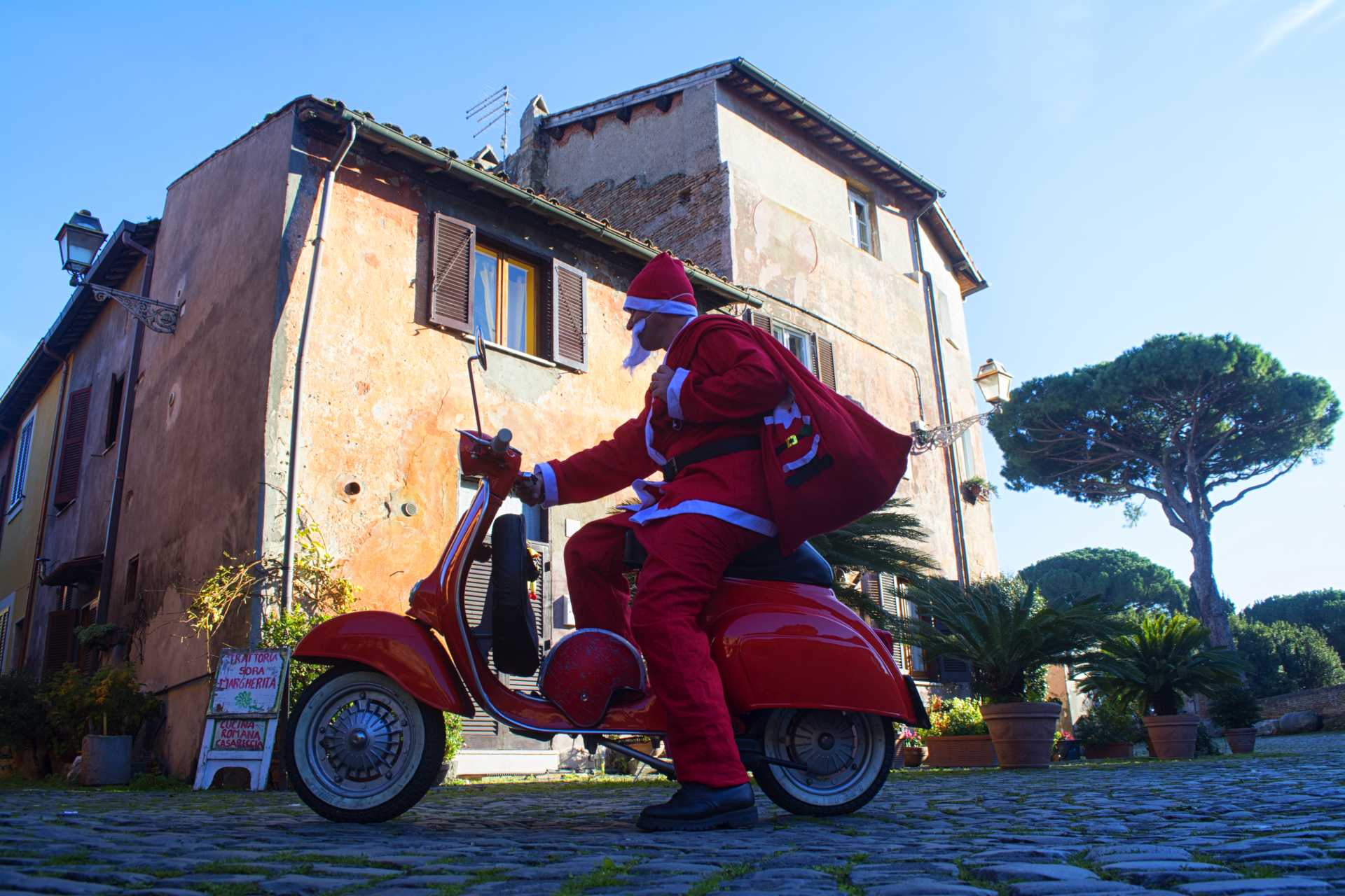 Auguri da Babbo Natale in Vespa nel Borgo di Ostia Antica